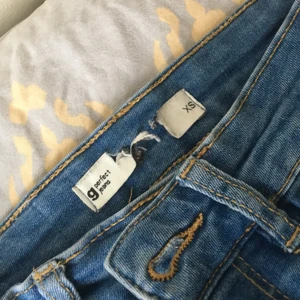 Blåjeans - Säljer dessa mörkblå perfect jeans från Gina tricot. Fickorna framme är inte riktiga, jeansen e i god skick.