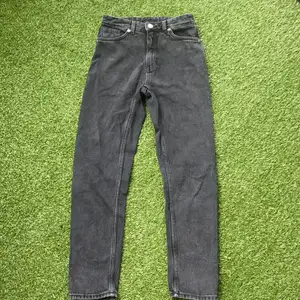 Ett par svart/grå jeans från Monki som kostade 400kr men säljer dem för 200kr. Prisets kan även tals om vi mig.  Jeansen har andvets typ 3, 4 gånger. Du står själv för frakten och frakten tals om vid köpte.