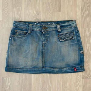 Y2k jeanskjol  - Skitsnygg lågmidjad jeanskjol som tyvärr inte passar mig💞💞