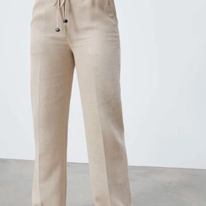 Byxor i linne  - Byxor från Zara. Helt oanvända då de var för långa. Storlek S. Buda!! 250 exklusive frakt. 💕💕