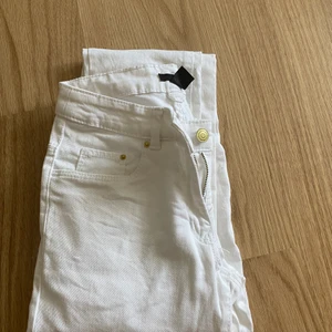 Vita jeans  - Vita jeans från hm, med guldknappar. Stl 32