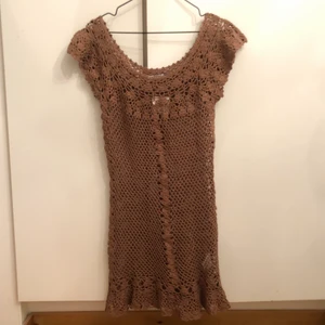 Ny virkad sommarklänning! - Magiskt fin virkad sommarklänning, ny+oanvänd (prislapp på)! Står att storleken är L, men jag skulle säga att den är mer en XS-M. På bild nr 2 bär jag klänningen i storleken mindre (M) om ni vill se hur den ser ut på! Säljer för 150kr + frakt eller mötas upp i Stockholm 