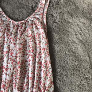 En fin tröja, blommig och sommrig! 🌺
