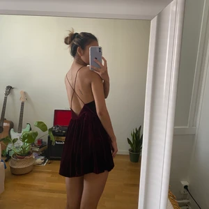 Velvet vinrött klänning/playsuit  - Jättefin och söt playsuit som ser ut som en klänning när man har på den. ❤️ i bra skick! Storlek XS