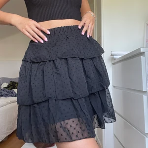 Svart volangkjol - Säljer denna svarta volangkjol från shein då jag insåg att jag redan har en och inte behöver två. Kjolen är helt oanvänd. Den har resår i midjan vilket gör att den är EXTREMT stretchig och passar xs-m💕