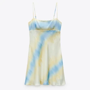 Zara klänning  - Satin blå, gul zara tie-dye klänning. Använd endast en gång