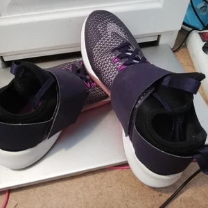 Nike runningshoes - Så gott som nya, använda max 1 ggr. Men dom e för stora för mig. Står 24,5 cm inne vid strl. 