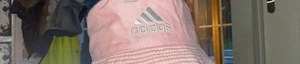 Adidas fiskehatt  - En adidas hat med två färger om man vänder den, säljer den pågrund att den är för liten 