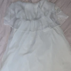 Säljer klänning - En klänning med volang och är i gott skick, använd 1 gång