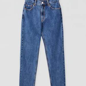 Blåa jeans från pull&bear, storlek 36. Säljer för 100kr+frakt eller om man vill mötas upp i sthlm