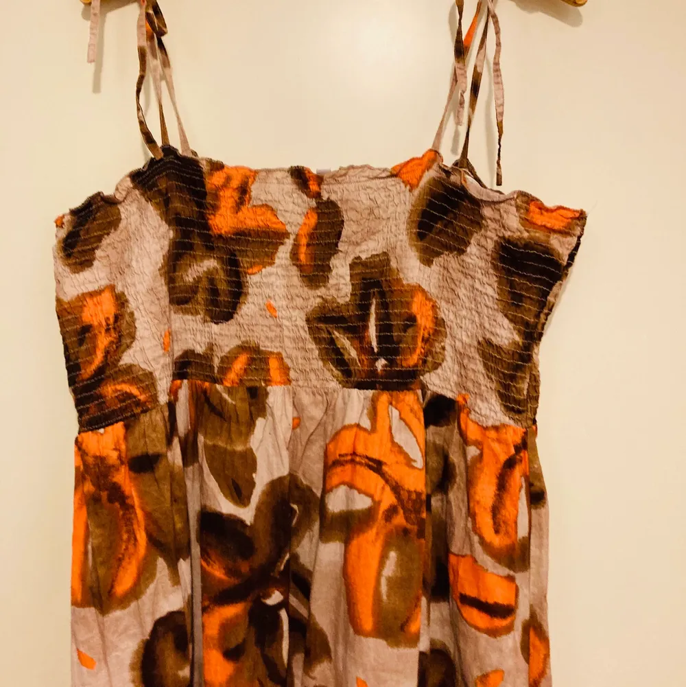 Vadlång klänning strl M . Kan användas utan knytbanden  upptill.  Material bomull. Märke Masai. Använd någon gång men sen blivit hängande då jag inte trivs i den . Nypris 1100kr. . Klänningar.