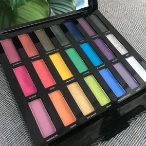 Urban Decay Full Specteum Ögonskugga - Urban Decay Full Spectrum. Mycket oanvänd då jag tyvärr sällan sminkar mig så färgglatt. Nypris verkar ligga mellan 600-700 men jag säljer den för 150 +51 kr frakt. Bara att slänga iväg ett meddelande om du är intresserad, jag svarar mer än gärna! 