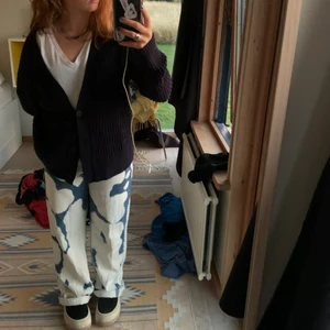 Intressekoll  - Jeans med blekta fläckar i strl 36!