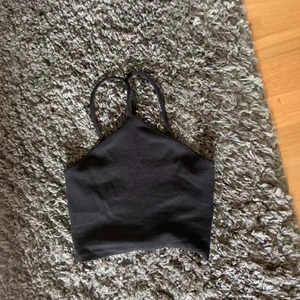 Topp - Trendig topp från zara i stl, toppen är korsad framtill och sitter väldigt fint