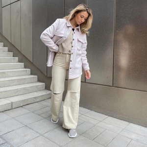 Oanvända jeans från bershka  - Helt oanvända! Råkade beställa en förliten storlek så kan tyvärr inte använda de! (Är små i storleken så skulle säga att de är 32 och inte 34) köpta för 260kr på asos för någon vecka sedan🥰 köpare står för frakt! (Första bild lånad från @niccihernestig)