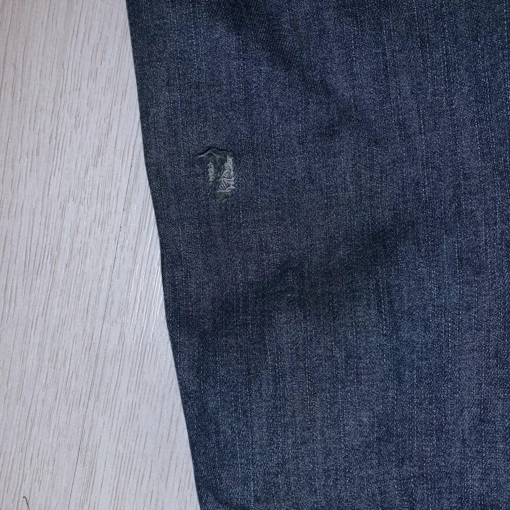 Säljer mina mörkblåa jeans från Levis för att den inte kommer till andvändning längre. Köpte dem för ungefär 1 år sedan och dem är i bra skick förutom att det är ett litet hål typ längst ner på högra benet ( bild 3 ) men som man inte tänker så mycket på och som man lätt kan sy ihop igen!😊. Jeans & Byxor.
