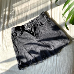 Jeanskjol - Jeanskjol i fint skick från H&M i storlek 34. 💕