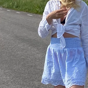  blå/randig kjol  - I storlek 36, använd några gånger och skön matrial. Frakten kostar 69kr