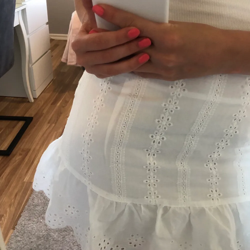 Säljer en vit broderad kjol, nästan aldrig använd, bra skick, storleken är S men sitter mer som en Xs, säljer pga att den är någorlunda för liten på mig, ordinarie pris vet jag inte så därför säljer jag billigt. Hameet.