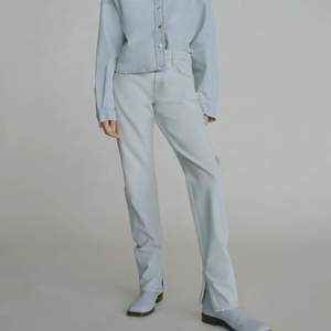 Säljer mina snygga ljusblåa jeans med slits från Zara, mid rise, strl 36, bra skick ☁️