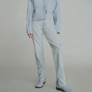 Ljusblåa jeans  - Säljer mina snygga ljusblåa jeans med slits från Zara, mid rise, strl 36, bra skick ☁️