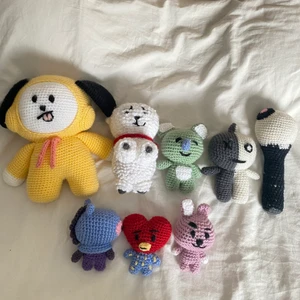 BT21 BTS KPOP - Säljer virkade BT21 figurer av BTS som jag har virkat själv Säljer allt tillsammans för 600kr 