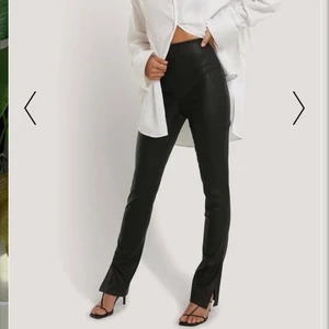 Pu byxor  - Suuuper snygga PU byxor med sidoslits från Nakd. Tyvärr för små för mig, helt oanvända! 