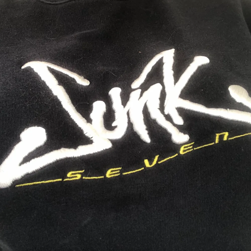 Fin sweatshirt av märket Junk seven. Köpt på plick men aldrig använd. Möts upp i Stockholm, annars delar vi på frakten 💛. Tröjor & Koftor.