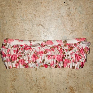 Blommig bikiniöverdel! - Säljer den här bikinitoppen!😁🤠 Det står att det är storlek S men den passar nog bäst på XS. Köparen står för frakt.🌺🌺