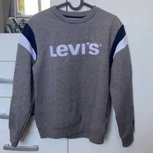 Levi’s tjocktröja  - En helt oanvänd Levi’s tjocktröja som är i ett strålande sick. Tröjan är i storlek 14 år men passar även bra på folk som är under 162, och beroende på hur stor eller liten man är. Tjocktröjan har även ett lite varmare material inuti tröjn. Du står själv för frakten och frakten tals om vid köpet. Kan även mötas upp i Göteborg. 