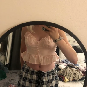 Sommar linne - Säljer denna fina topp som jag inta använder längre då det inte riktigt är min stil! Toppen är från missguided och den är köpt på plick!❤️ om fler är intresserade blir det budgivning✨