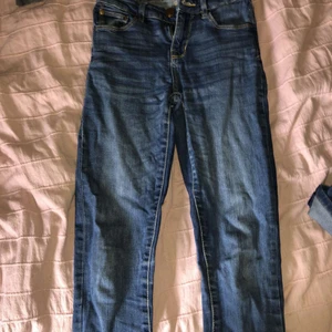 stl xs - fina jeans i bra skick andvända ngr ggr men andvänder dem ingw längre då ja slutat andvända tajta jeans 
