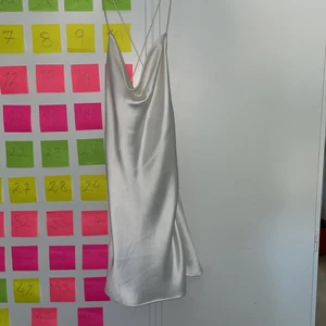 Zara klänning - Säljer denna populära zara klänning i storlek 38, jag är en S och 38 passar PERKEKT, har nämligen en till för jag råka köpa flera av en storlek så nu säljer jag denna! Bilderna är lånade från tiktok 280kr pris kan diskuteras vid snabb affär, frakt pris diskuteras💓