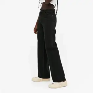Skitsnygga svarta Yoko jeans från monki i ett bra skick. Skriv privat för fler funderingar/bilder. (Om ni vill se bättre hur jeansen ser ut in nu kolla Monkis hemsida) Köparen står alltid för frakten!! Nypris: 400kr