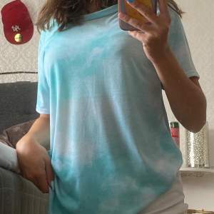 Säljer denna blåa tie dye T-shirten pågrund av att jag aldrig använder den har använt typ 2 gånger, den är i storlek xs men är ganska stor i storleken så den passar till s också💖