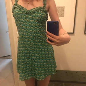 Zara klänning - Grön blommig klänning från zara , verkligen superfin men har tyvärr ej användning för den💕 frakten är inräknat in priset!❤️ 