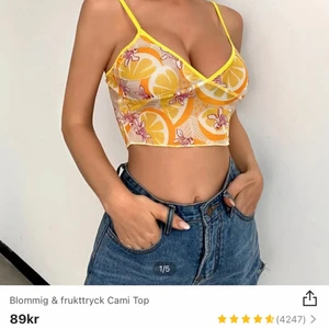 Blommig topp - Säljer denna super söta gula blommiga toppen. Det ser ut som att den ska vara skit genomskinlig, men när man har på sig den blir den beige. Den är skit snygg till beige byxor. Å den är väldigt bekväm, för det är luftig