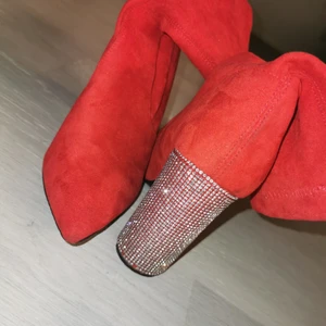 Klackar - Riktigt snygga och eleganta klackskor. Endast använda 1 ute kväll, har lite svarta fläckar på sig men inget som syns så mycket. Därför billigt pris. 