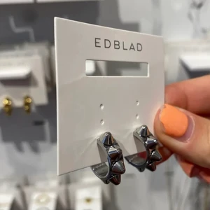 Edblad örhängen  - Säljer mina fina och slutsålda Edbladörhängen som jag aldrig änvönder längre❤️❤️❤️❤️