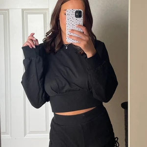 Svart tröja - Jättefin passform, dragkedja i sidan💓 Passar S