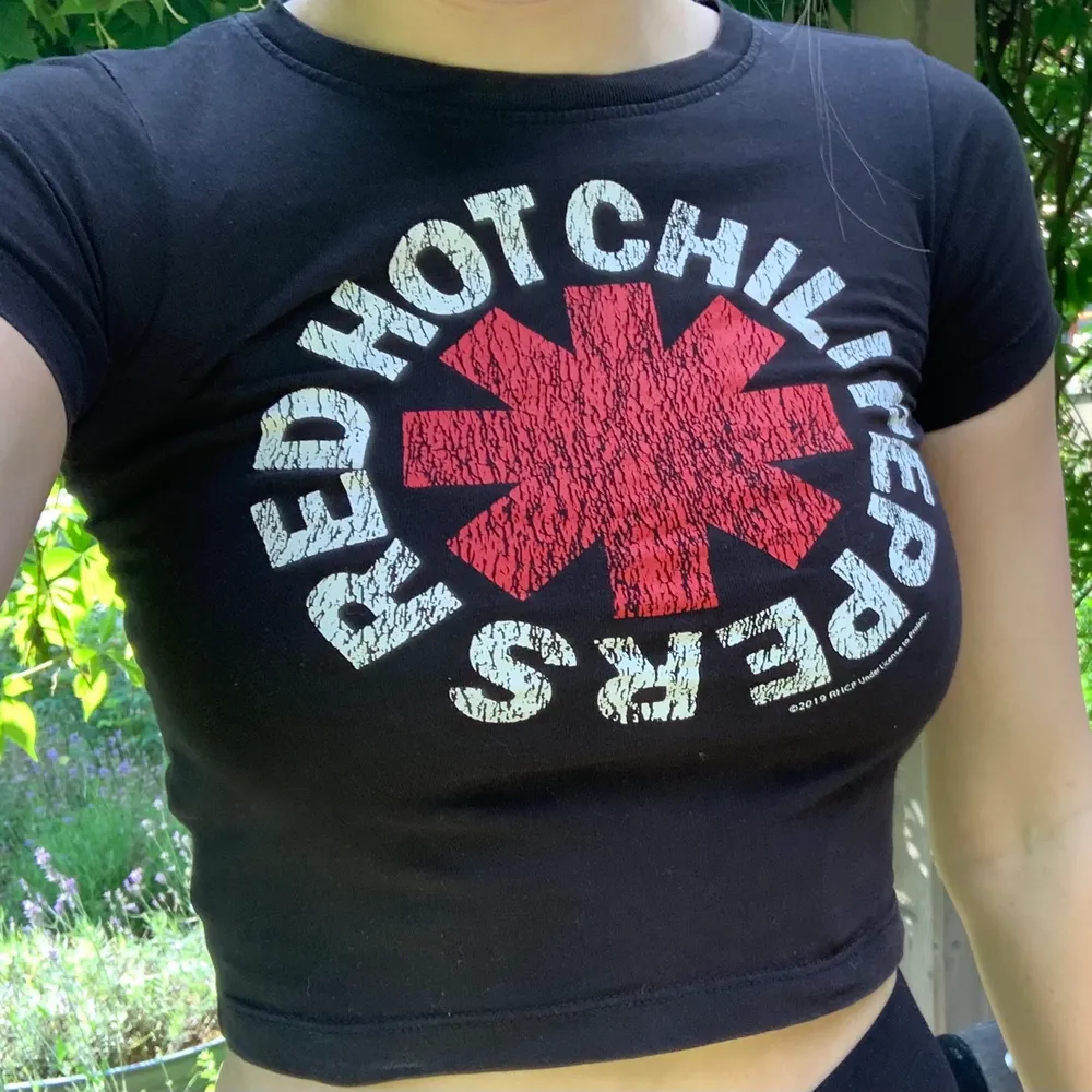 En babytee med red hot chili peppers, ställ gärna frågor!🥰. T-shirts.