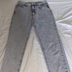 gråa mom jeans från Gina tricot. Använt fåtal gånger så dom är i bra skick!💖