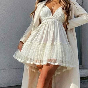 Klänning  - Intresse koll på min Super fina klänning från SHEIN som jag fick hem idag men känner inte att det är min stil så väljer att sälja den :3 den är lite genomskinlig i tyget men inget dramatiskt direkt. Kommer inte synas om man har strumpbyxor på sig eller ljusa underkläder. Annars tycker jag faktiskt att den är väldigt bra kvalitet:) köparen står för frakt 