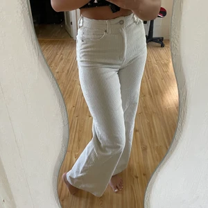 Manchester byxor  - Vida Manchester byxor i färgen vit strl 34, superfint skick. Jätteskönt material och formar kroppen väldigt fint. Går ner precis till fötterna på mig som är 167 cm. 