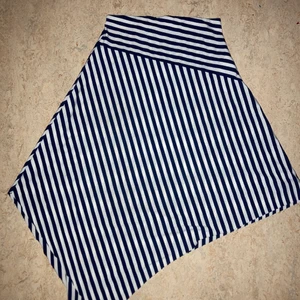 Randig kjol👌 - Säljer denna somriga kjol. Den är väldigt luftig och skön😊 Köparen står för frakten💕