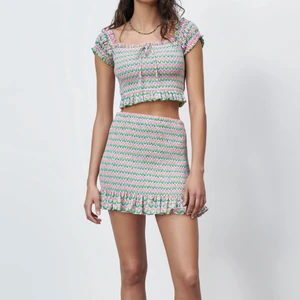 Zara set - Säljer detta superfina set från Zara, helt oanvända! Toppen är i M och kjolen i L men passar även mindre då det är resår! Säljer båda delarna för 120kr💗