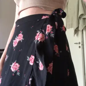Supersöt omlott-kjol, funkar perfekt nu under sommaren och är hur fin som helst! Säljer då det inte riktigt är min stil längre. Kan mötas upp i stockholm!! <3