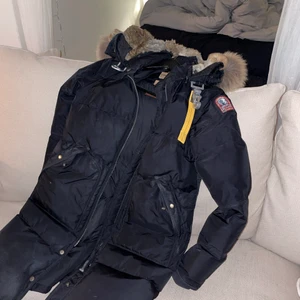 Parajumper long bear  - Parajumper long bear i storlek M.  Köpt 2019 på johnells.se  Prislapp & original galje medföljer, samt en till logga som är svart så man kan skifta mellan röd och svart.  Inga skador alls Djur & rökfri  Qr kod finns  Köpt för 10199kr