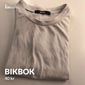Bikbok - Vit t-shirt ifrån BikBok som inte kommer t användning längre💗