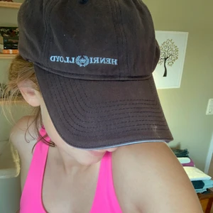 Keps - Keps från Henri Lloyd som är från 00-talet, tvättad och ”smutsig” stil på kepsen. Köp direkt för 110kr😜